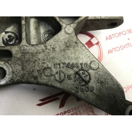 Кронштейн КПП Fiat Doblo 1.9JTD 2006- 51744319